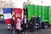 بلدية لسكار تقدم شاحنة لبلدية تستور في شكل هبة 